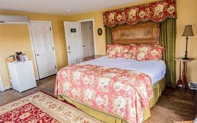 Smith Luxury Suite at the Hideaway Inn in Bucyrus Ohio View of the bedroom in the Smith Luxury Suite