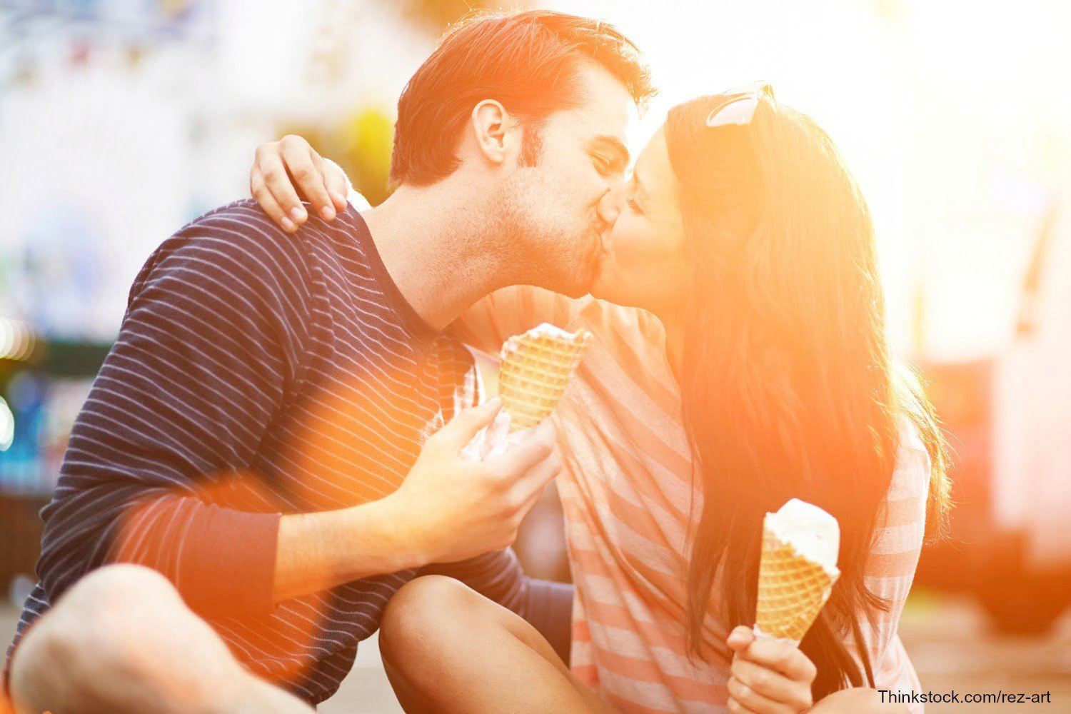 couple enjoying icecream together | Fun things to do in Ohio for couples