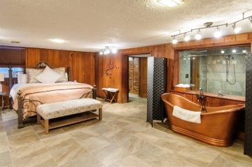 Cherry Suite at the Hideaway Inn in Bucyrus Ohio Country Oak Suite at Hideaway Inn of Bucyrus Ohio