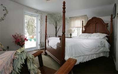 View of the Poster Bed at the Garden Manor House Room at the Hideaway Inn